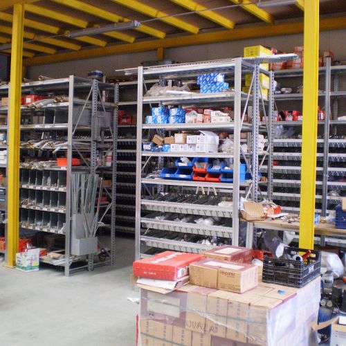 Nave interior con estantes y materiales de fontanería
