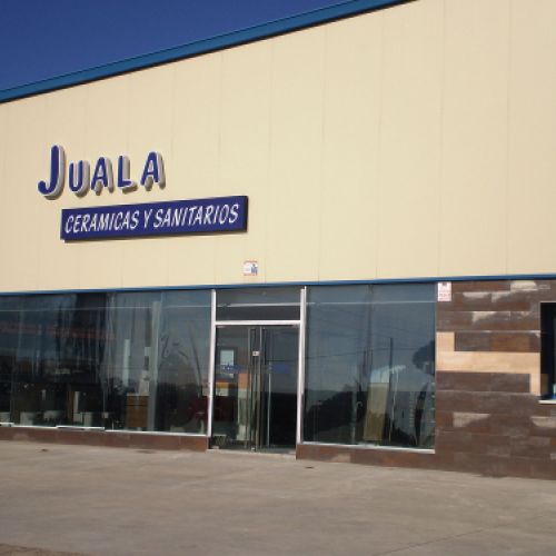 Exterior de la nave con logotipo