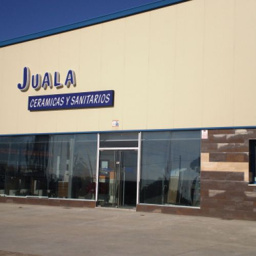 Exterior de la nave con logotipo